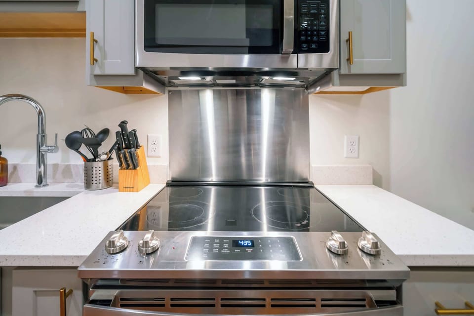 Kitchen: Cozy kitchen and dining setup, designed for comfort and convenience.