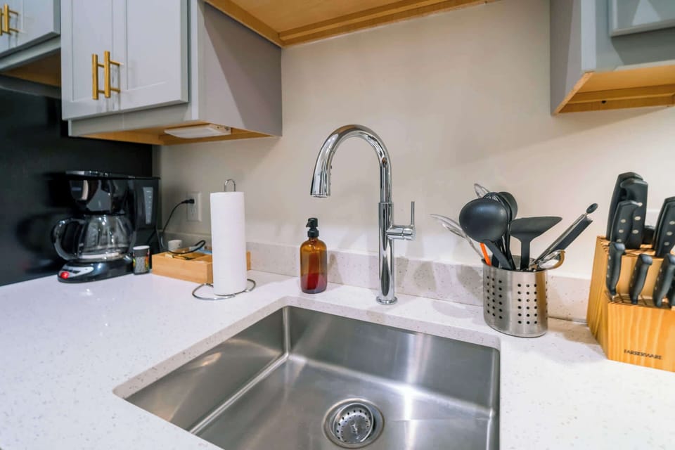 Kitchen: Cozy kitchen and dining setup, designed for comfort and convenience.