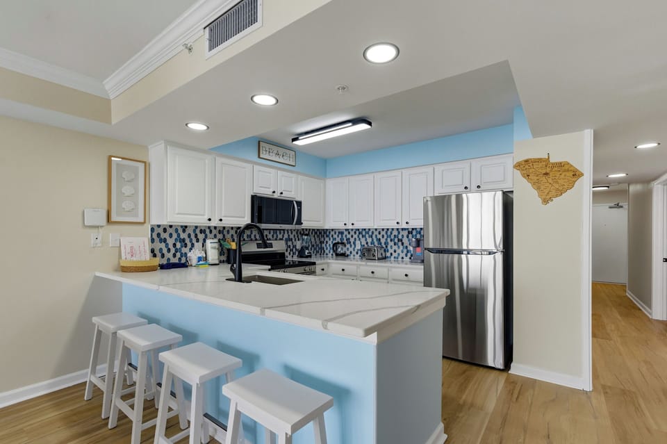 Eat-in kitchen bar seating