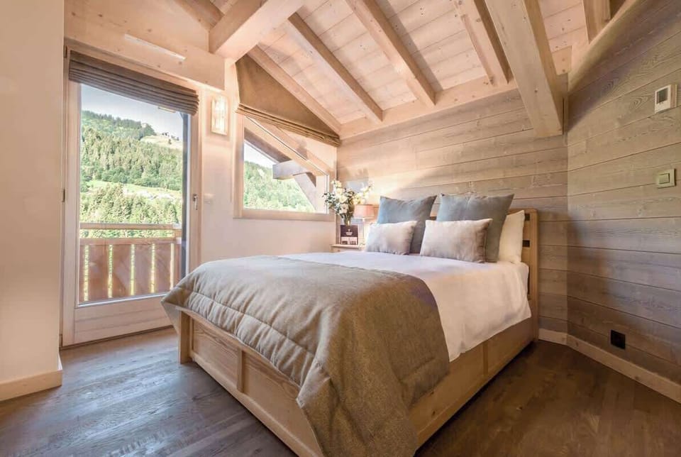 Twin or King bedroom with private balcony taking in views of the ski slopes - Shares a large bath and shower room with one other bedroom