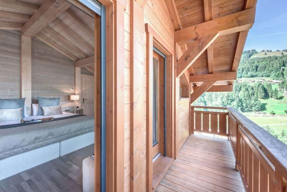Master Suite - Twin or King bed with large private balcony taking in views of the ski slopes, garden and Morzine village. En-suite shower room.
