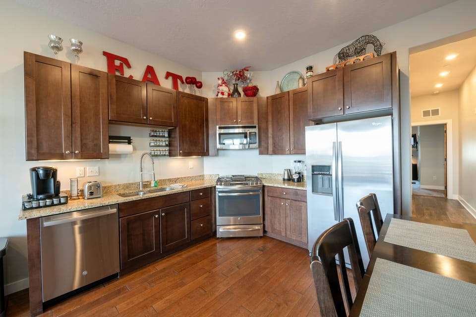 Newpark Terrace 57-Full kitchen, new appliances