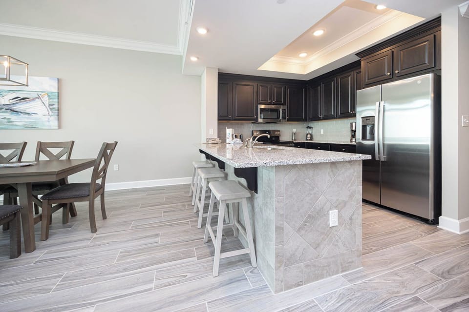Sip your morning coffee at the breakfast bar and get ready for a beach day in this stylish space