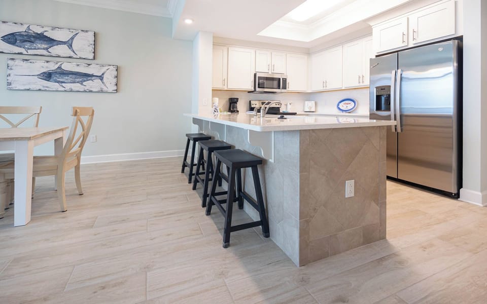 Wake up with morning coffee at the breakfast bar and get ready for a beach day in this stylish space