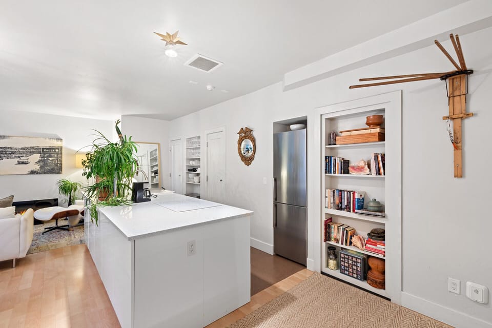 Full kitchen and library 