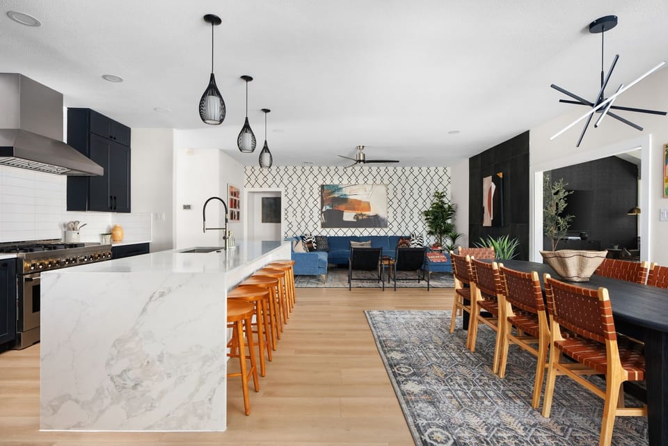 Cheers to the perfect blend of cooking and chilling! 🥂 Our kitchen bar is calling your name—because who says you can’t mix a martini while sautéing veggies?