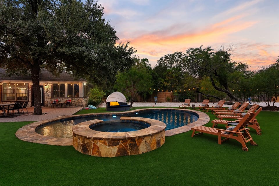 This dreamy pool and hot tub are calling for a relaxing evening