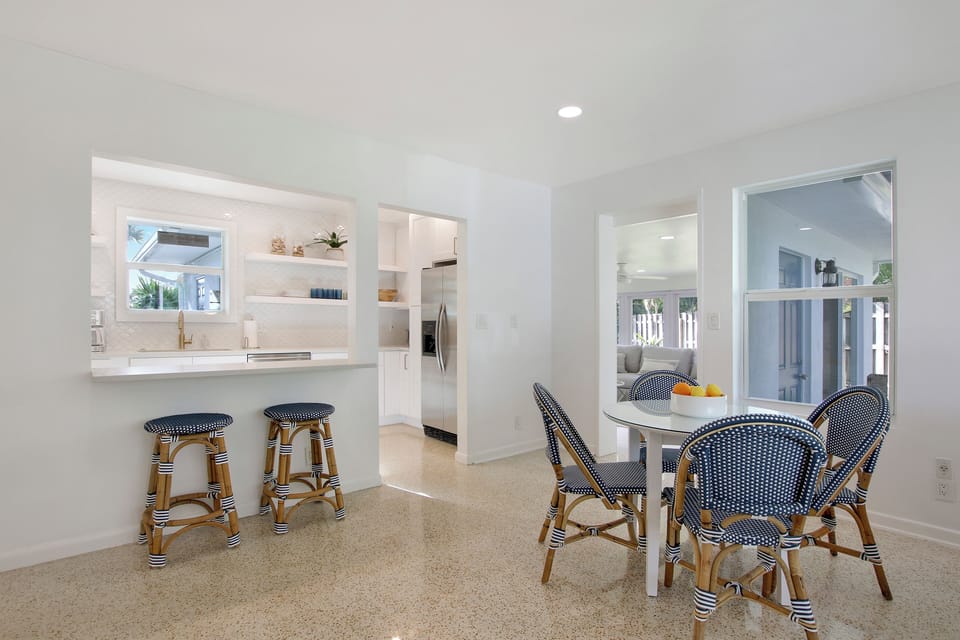 Dining are and bar