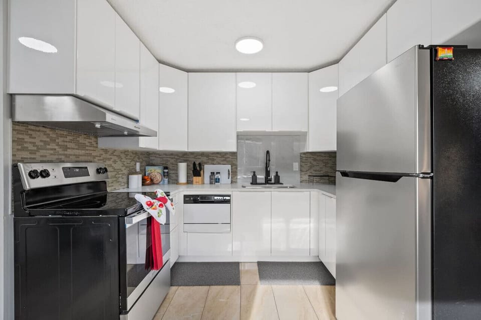 Enjoy the convenience of a fully equipped kitchen, featuring a Keurig coffee machine, toaster, fridge, dishwasher, and all the essentials, including salt and pepper, to make your stay feel like home.