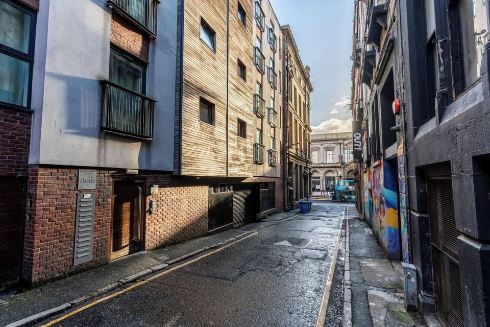 Right in the heart of the City Centre, with the 'Poste House' right there on your street!
----
Ready to secure your stay? Book on Airbnb or via our direct booking page - Find us at @Orange Rentals