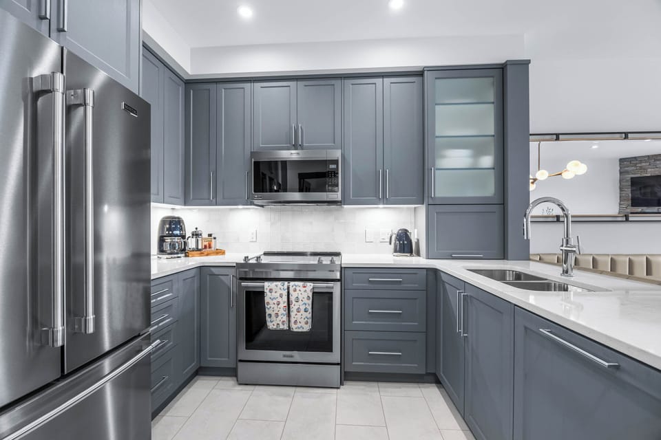 A brand-new kitchen filled with amenities for guests to enjoy cooking for family and friends is designed to be both luxurious and highly functional. 