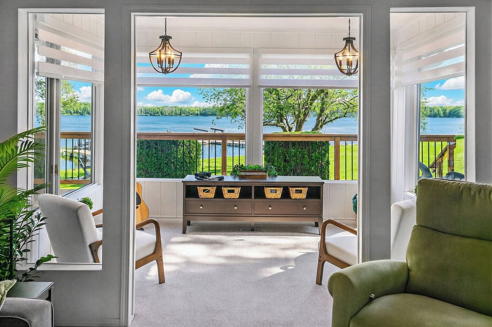 Sun room with lake view 