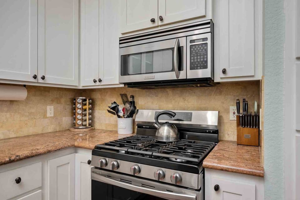 Cook delicious meals for breakfast, lunch, and dinner in this fully equipped kitchen. We suggest grabbing some seafood from a local market.