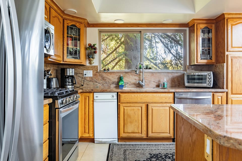 Fully equipped kitchen.