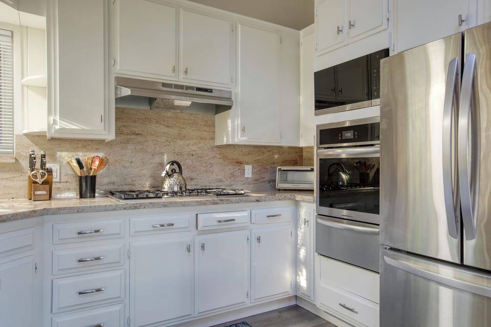 Fully equipped kitchen.