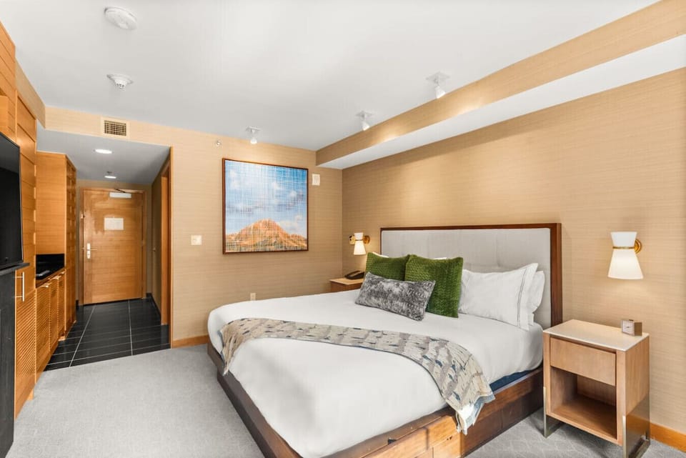 `Excellent place. Comfortable, clean and conveniently located in the middle of town.  Walking distance to absolutely anywhere.  Charlie is responsive, helpful and attentive to all your needs. Would definitely stay again.` - Jose, 2025