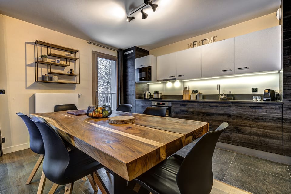 Large dining table, comfortably seating 6 people 