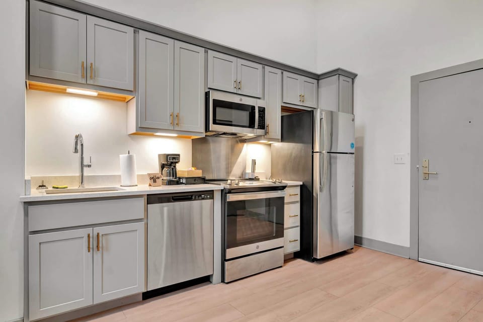 Kitchen: Modern kitchen with sleek stainless-steel appliances for your home-made meals!