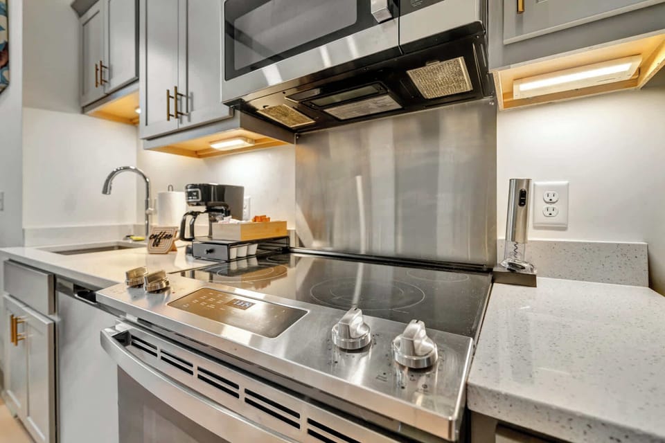 Kitchen: Modern kitchen with sleek stainless-steel appliances for your home-made meals!
