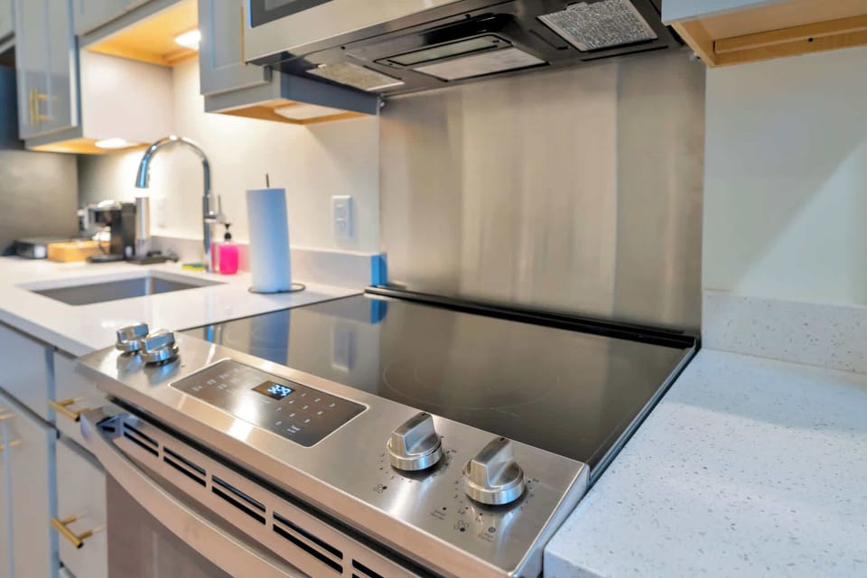 Kitchen: Cozy kitchen and dining setup, designed for comfort and convenience.