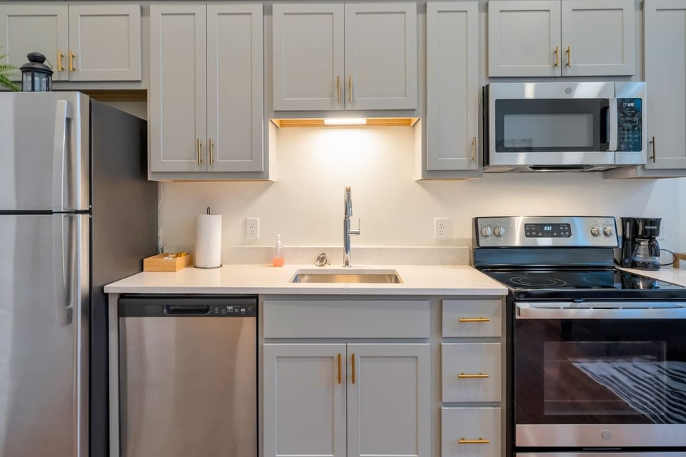Kitchen: Cozy kitchen and dining setup, designed for comfort and convenience.