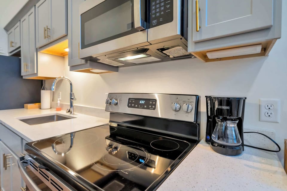 Kitchen: Cozy kitchen and dining setup, designed for comfort and convenience.