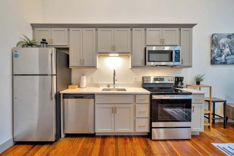 Kitchen: Cozy kitchen and dining setup, designed for comfort and convenience.