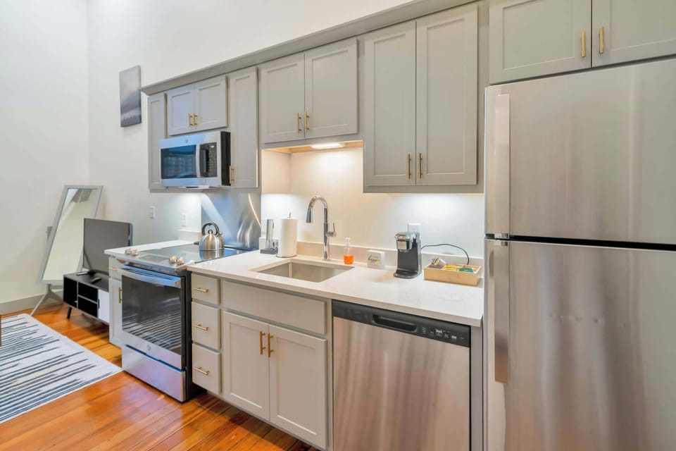 Kitchen: Cozy kitchen and dining setup, designed for comfort and convenience.
