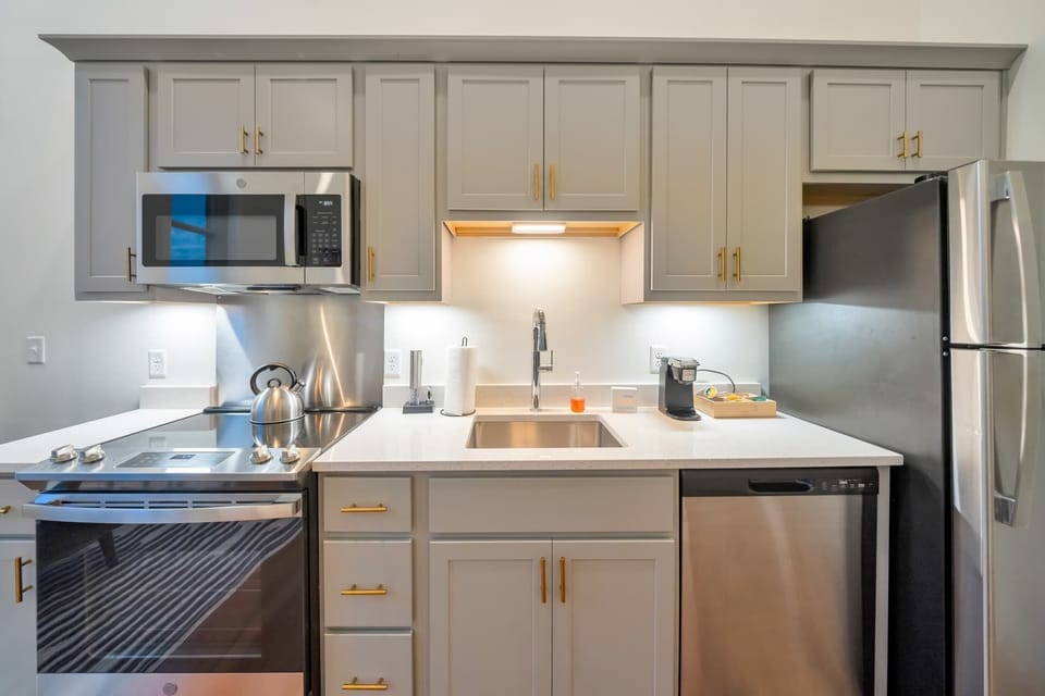 Kitchen: Cozy kitchen and dining setup, designed for comfort and convenience.
