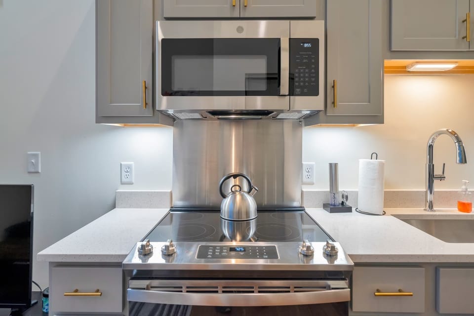 Kitchen: Cozy kitchen and dining setup, designed for comfort and convenience.