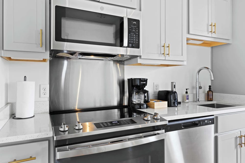 Kitchen: Cozy kitchen and dining setup, designed for comfort and convenience.