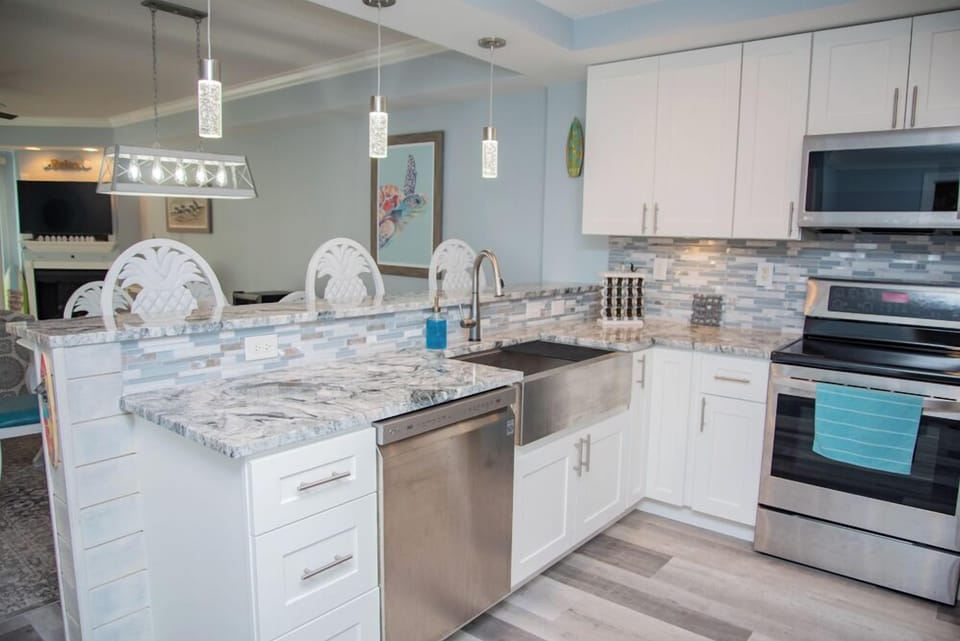 Gorgeous kitchen with top of line cooking appliances 