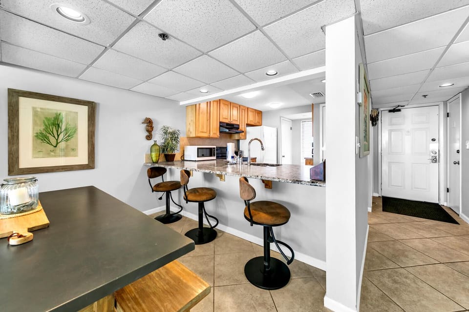 Dining table and eat-in bar seating
