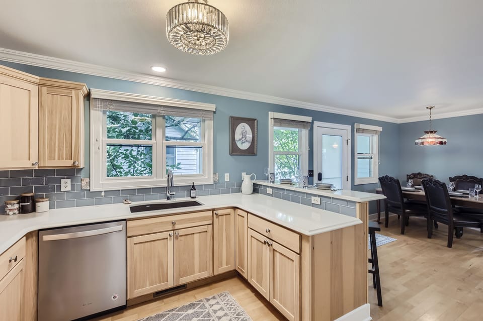 Open kitchen and dinning area
