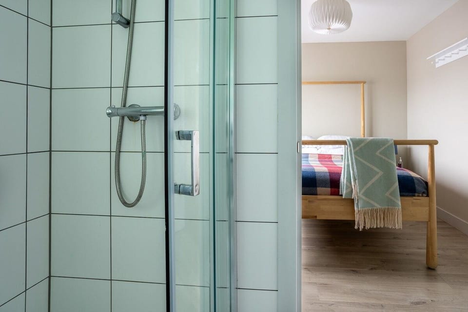 En-suite bathroom serving the upstairs super king bedroom, holiday home sleeping six in Rhosneigr, Anglesey