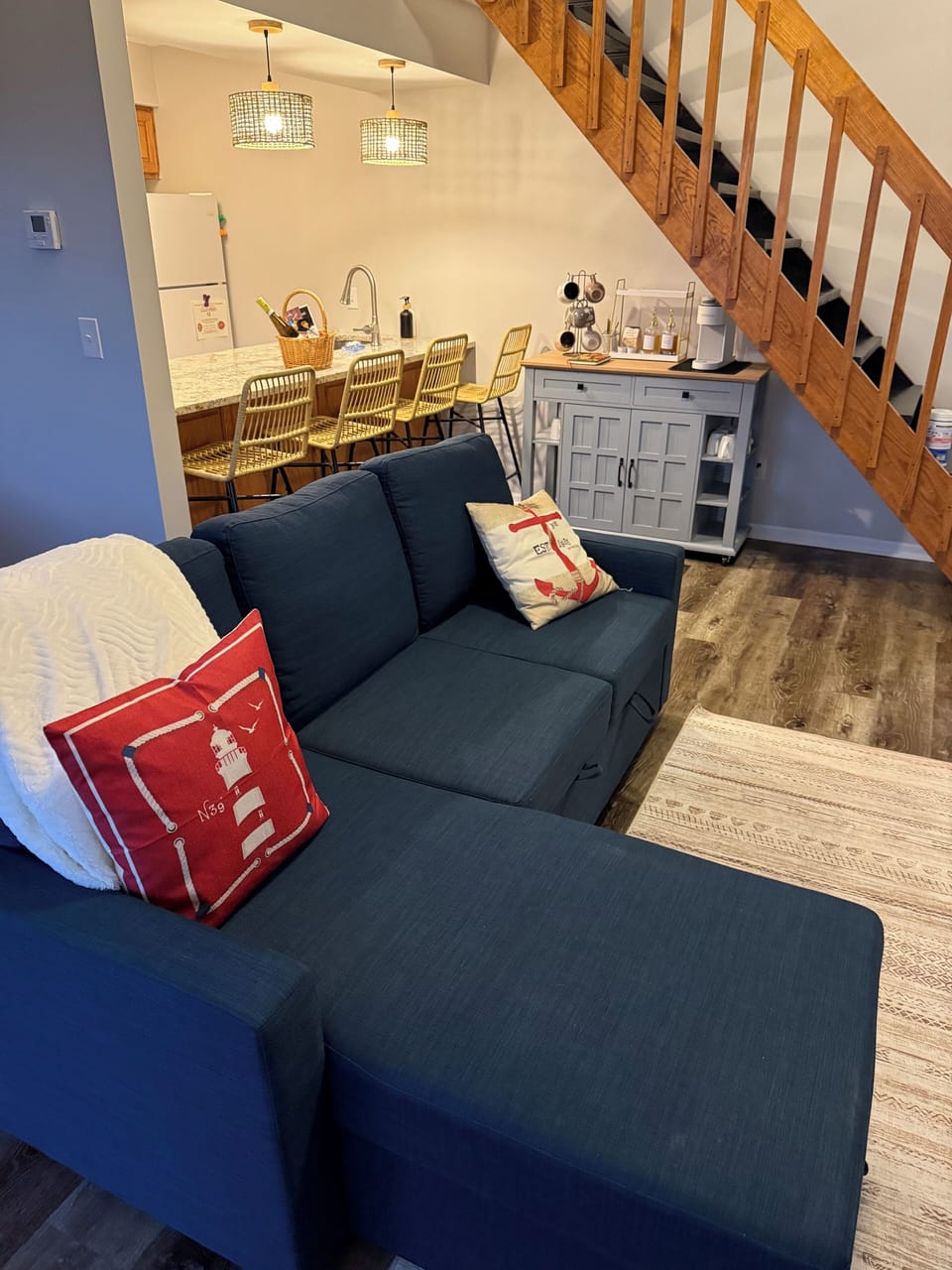 Wake up and enjoy the coffee bar and relax on the sofa 