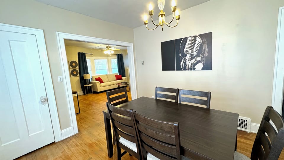 Plenty of space for everyone to sit down and eat and have a rockin' good time!