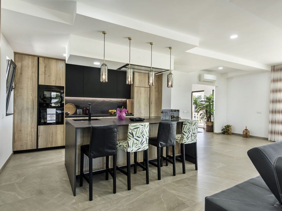 Furniture, Plant, Countertop, Table, Houseplant, Building, Interior Design, Chair, Wood, Hall
