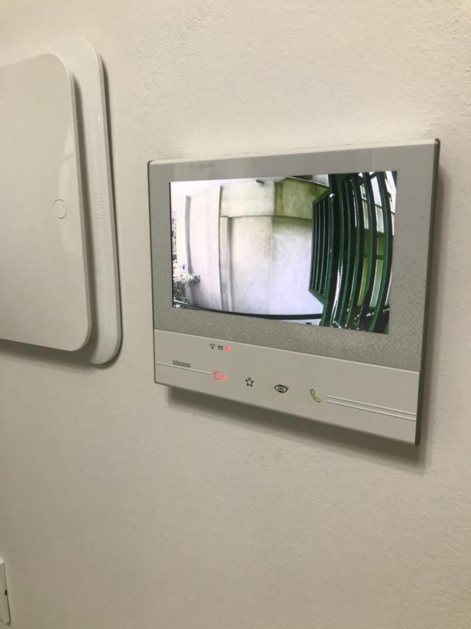 VIDEOCITOFONO SMART CON SCHERMO PER DIASLOGARE CON L'ESTERNO DEL INGRESSO DEL CO