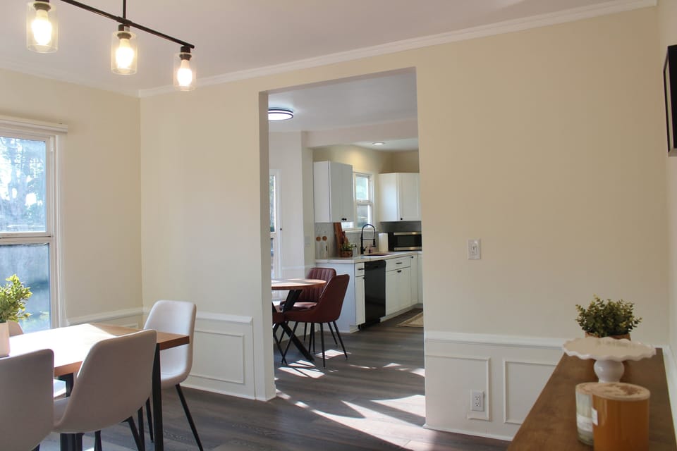 Formal Dining Room - Seats 6