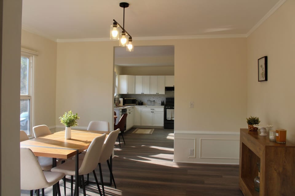 Formal Dining Room - Seats 6