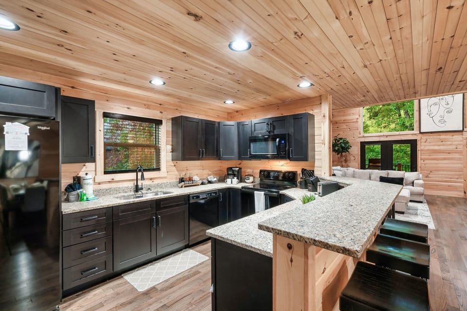Spacious kitchen, equipped with ample cookware and dishes. Filtered water & ice.