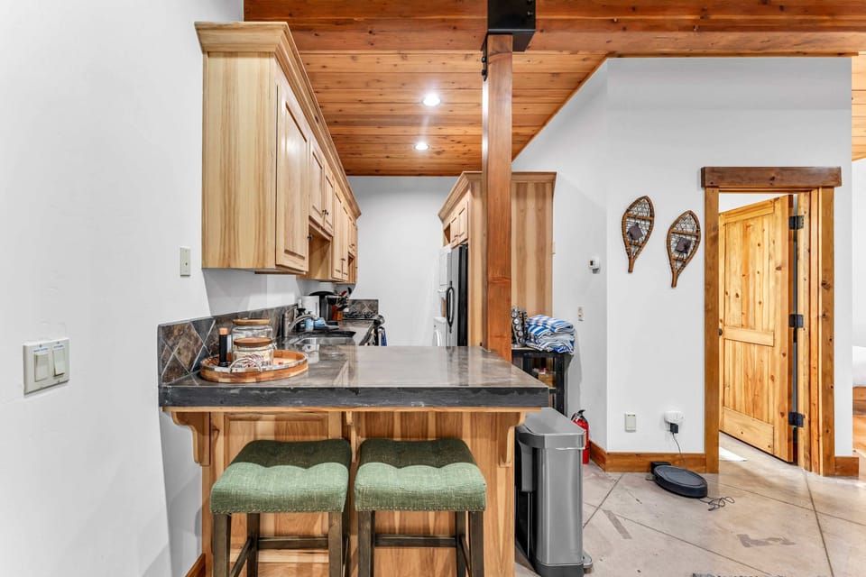 Apartment: Separate apartment accessed via the garage, full kitchen, full bathroom, 55” Smart TV, full-over-full bunk bed, twin bed, queen bed, ground floor
