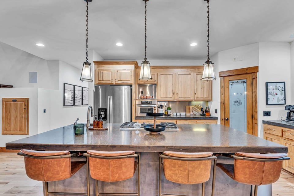 Kitchen: Well-equipped kitchen, drip coffee maker, Keurig, walk-in pantry, kitchen island with 4 bar stools
