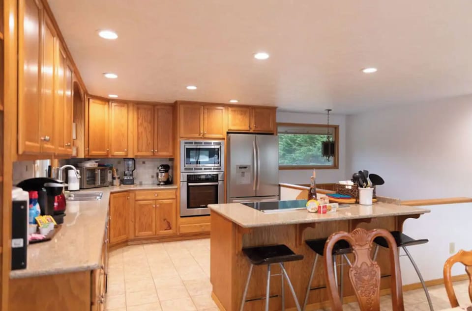 Kitchen with all the amenities you need to cook. 