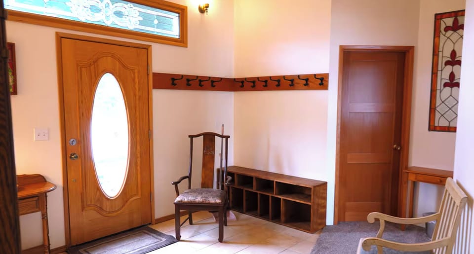 Front receiving room with room for luggage, coats and shoes. 