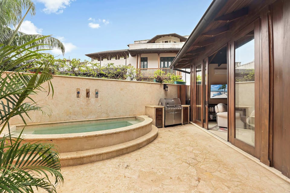 Outdoor Patio, Dipping Pool & BBQ Grill: Recharge and savor alfresco meals.

