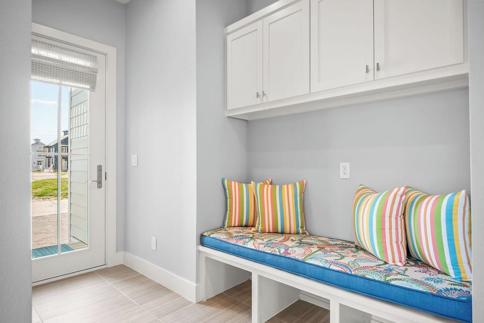 Hallway Nook, 1st Floor