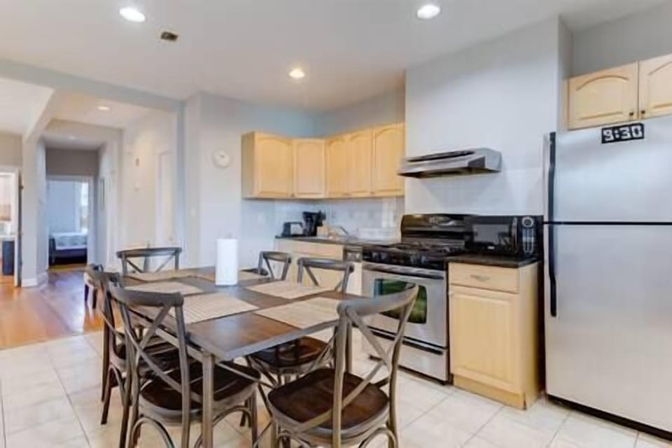 Kitchen & Dining Area ️