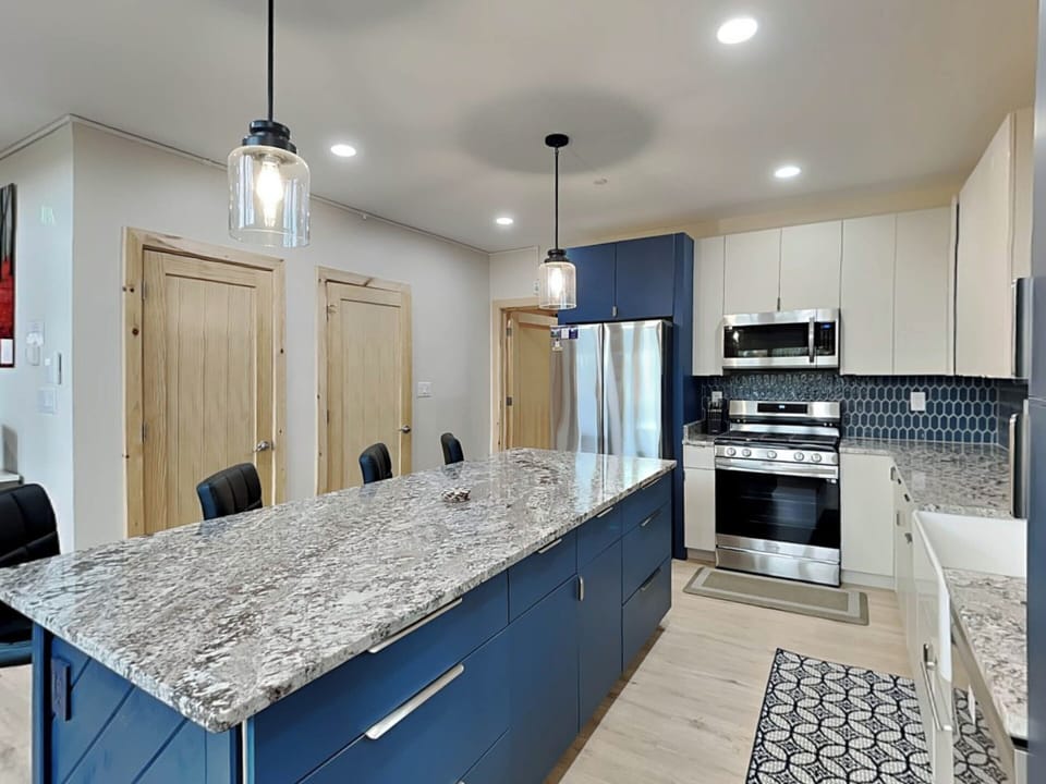 Full Kitchen w. Stainless-Steel Appliances